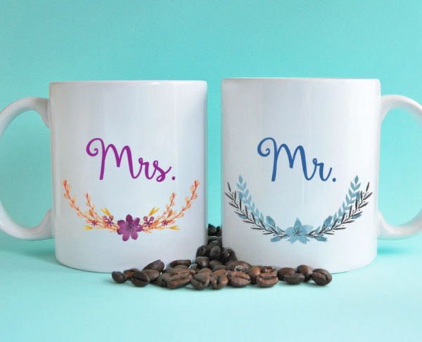 Mug dengan desain bunga yang romantis